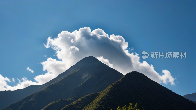 一座大山天上有云高清图片