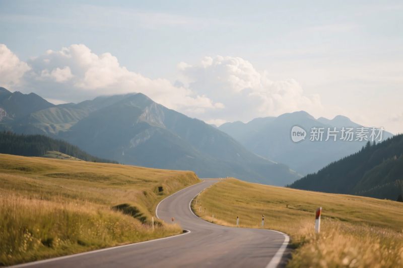 山间蜿蜒公路美景