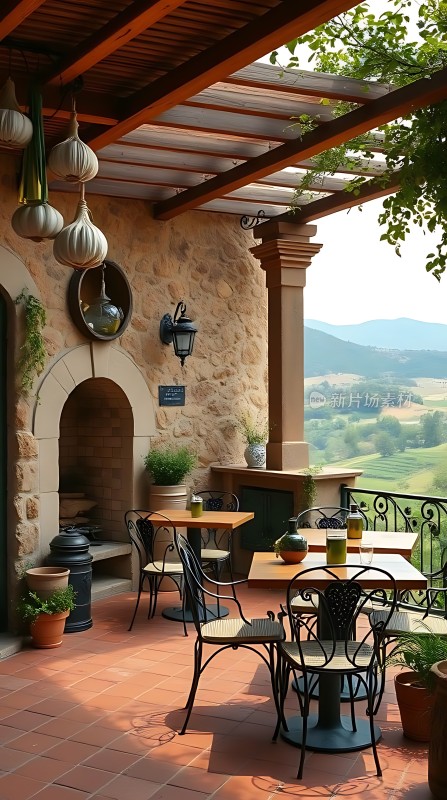 阳光午后石墙小院绿意盎然享受宁静时光