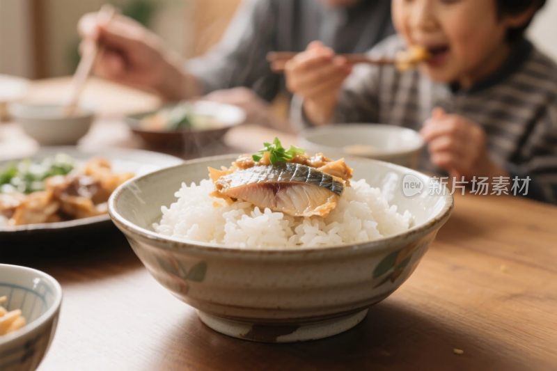 家庭温馨用餐场景