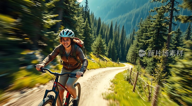 骑行者穿越绿色山谷