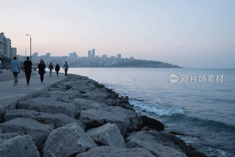 海边步道风景照