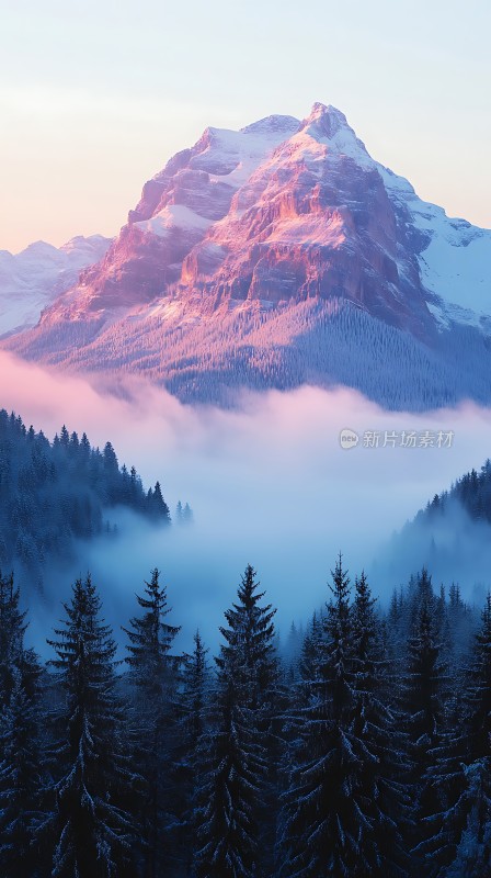 晨曦中的雪峰与云海