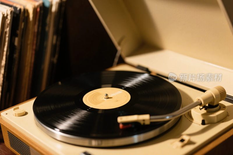 复古唱机与黑胶唱片