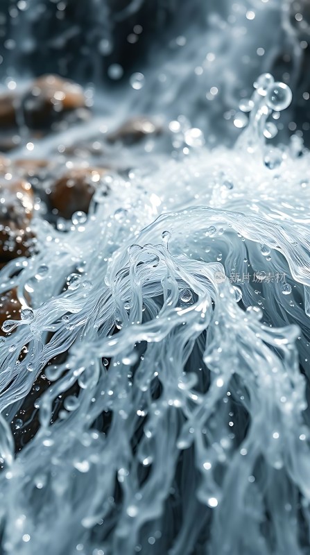 水雾弥漫晶莹剔透的水滴在空中飞舞仿佛置身于仙境之中