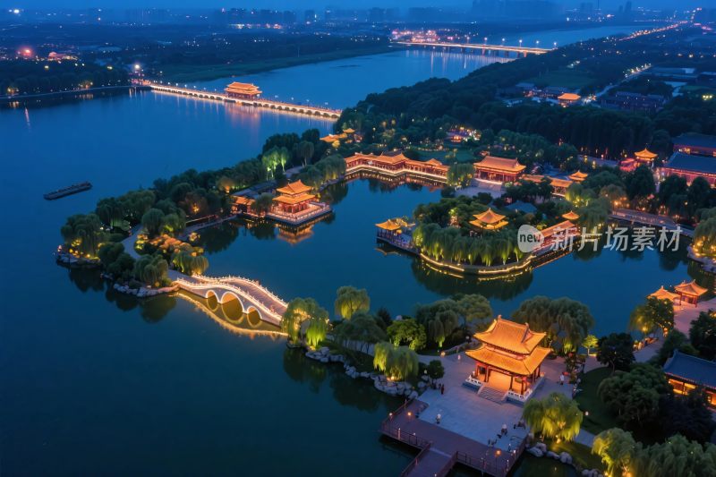 夜晚湖景中式建筑群风光