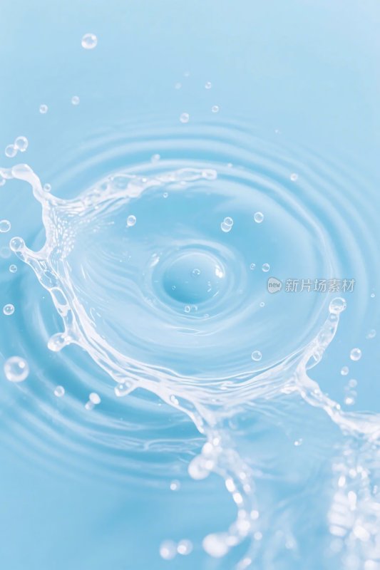 水滴溅起水花特写