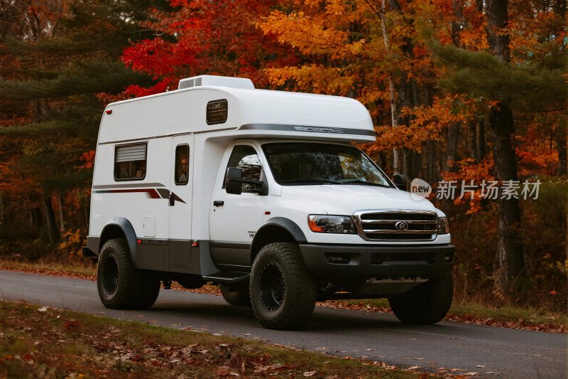 秋日公路上的白色房车