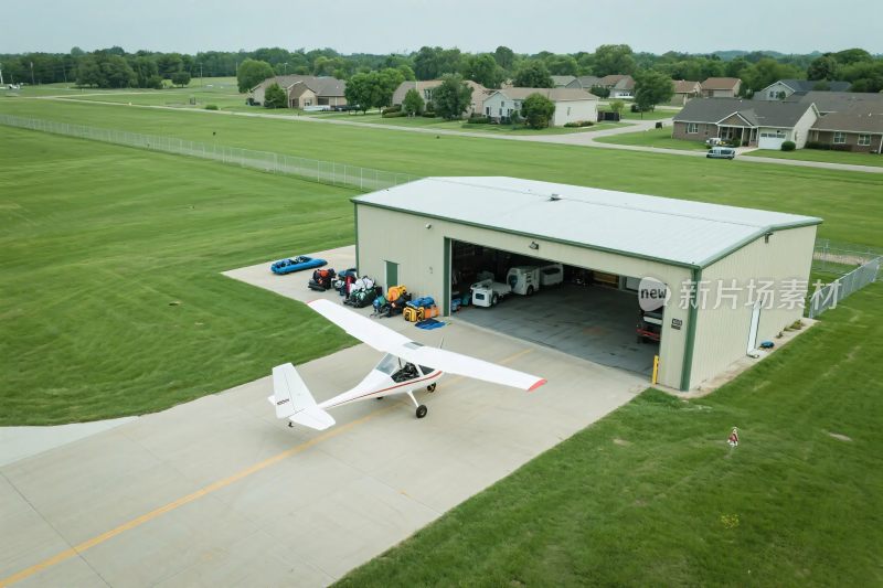 小型机场航站楼与飞机
