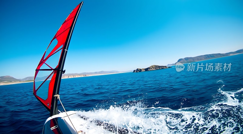 红色帆船驶向蔚蓝大海
