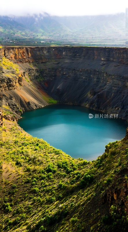 翠绿湖水映衬下的火山口奇景
