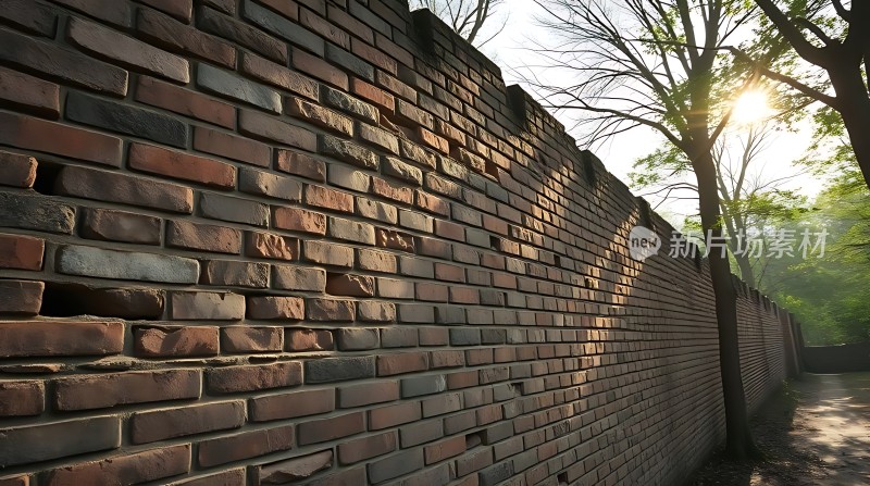 阳光下的红砖墙
