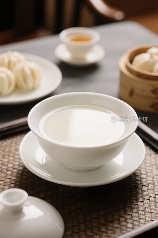 中式茶点与茶具展示