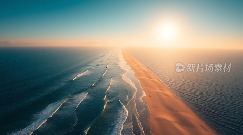 阳光下的金色海岸线