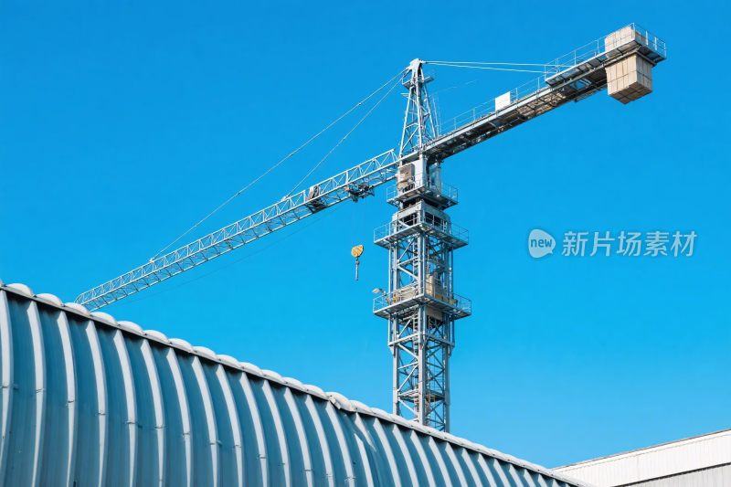 工地塔吊与蓝天