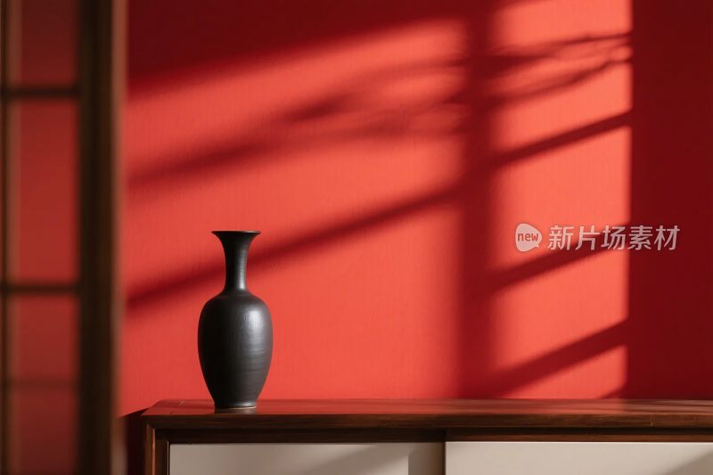 红色墙面花瓶静物
