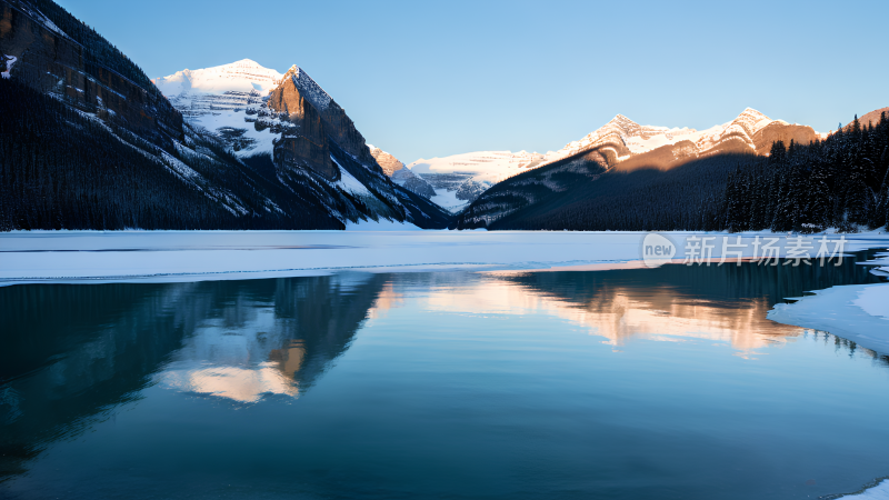 冰封湖泊与雪山倒影风景图