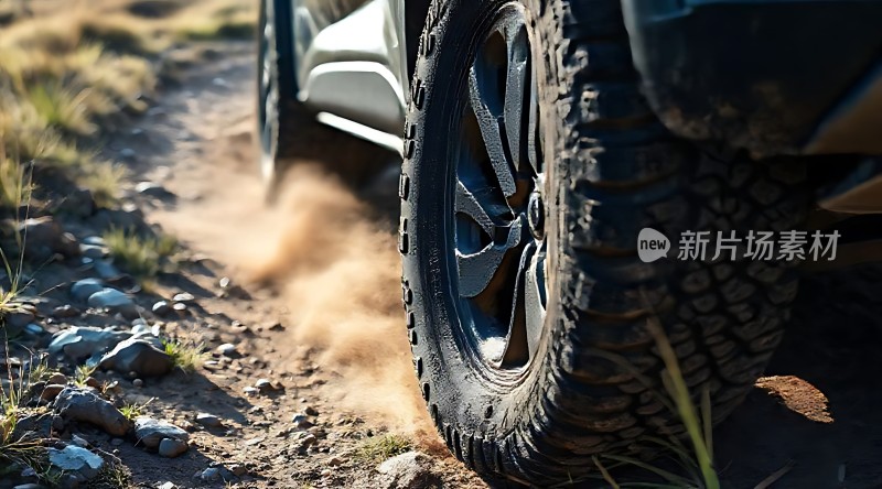 越野车在崎岖不平的山路上疾驰而过扬起一路尘土飞扬