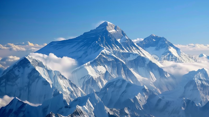 山峰云海雪山