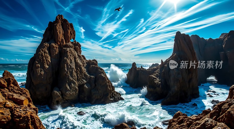 阳光下的海浪与岩石