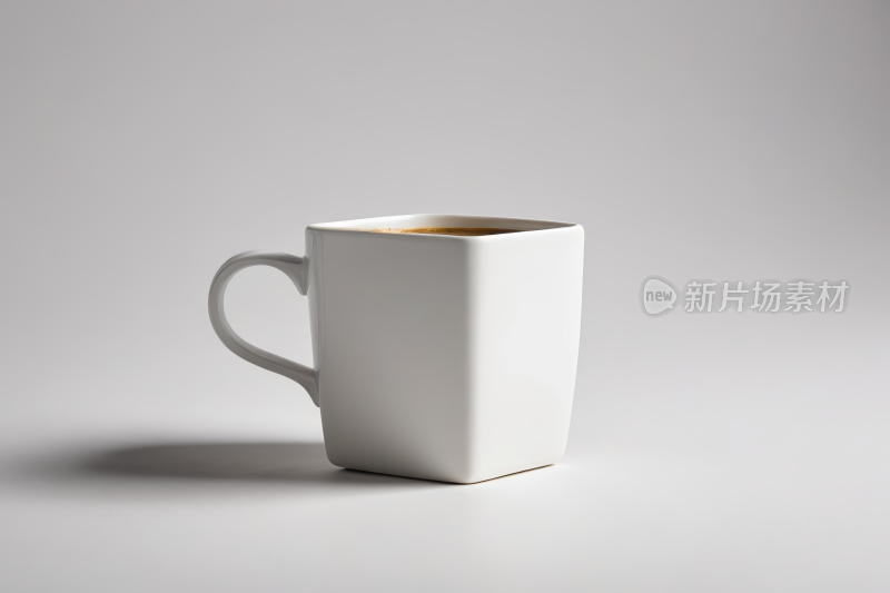 一个白色的杯子里面有棕色的液体高清图片