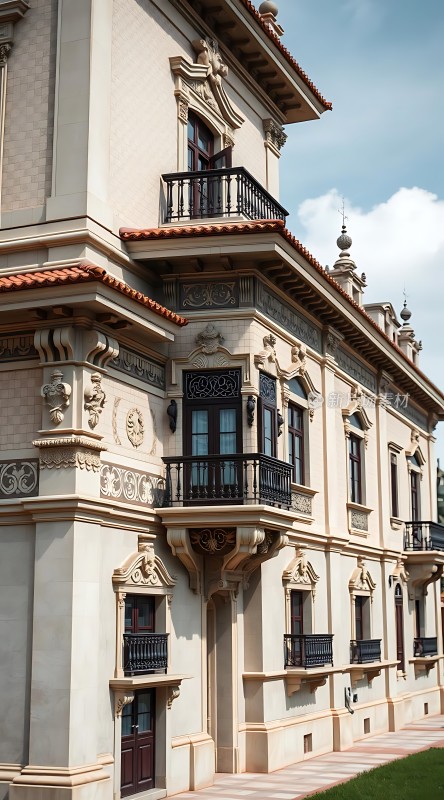 **欧式建筑风情精美雕花与红色屋顶的结合**