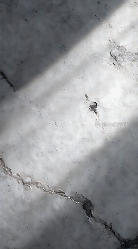 阳光下的裂纹墙面