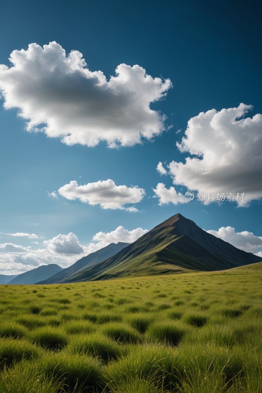 草地山蓝天高清图片