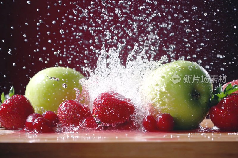 水果遇水溅起水花瞬间
