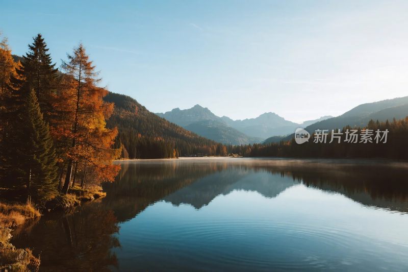 秋日山间静谧湖泊美景