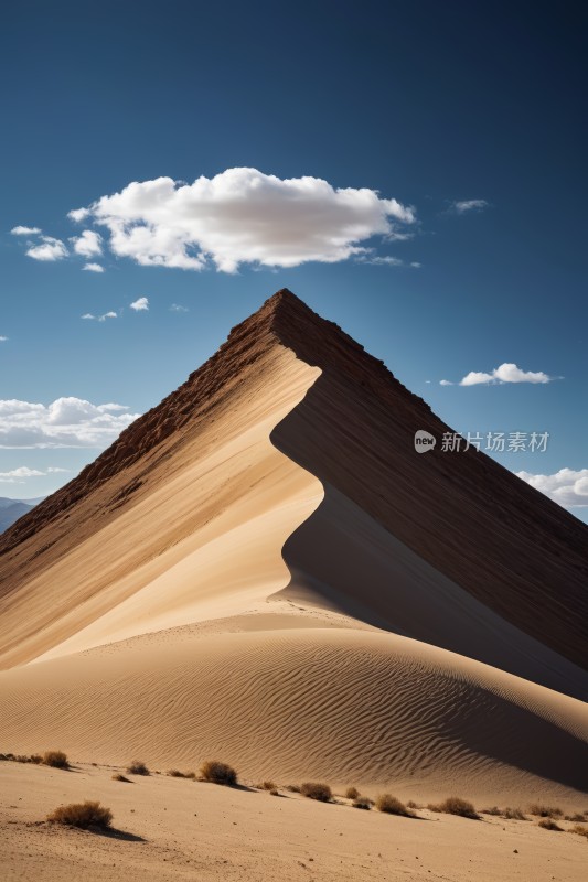 沙漠中的沙丘天空中有小云高清图片