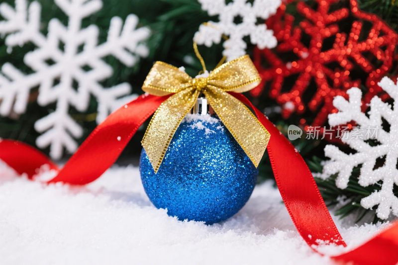 圣诞装饰球与雪花