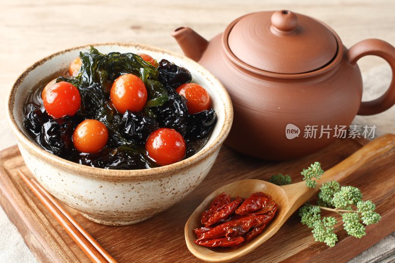 碗装食材与茶壶的静物组合