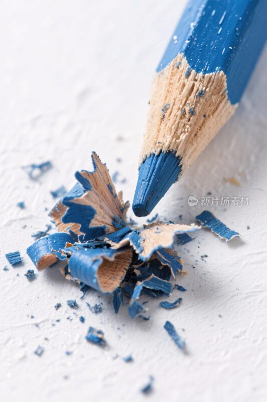 蓝色铅笔削木屑特写