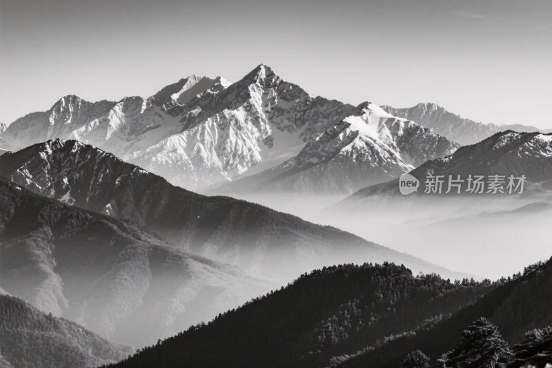 黑白壮丽雪山景观