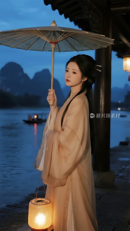 湖畔古风佳人油纸伞下灯笼映照