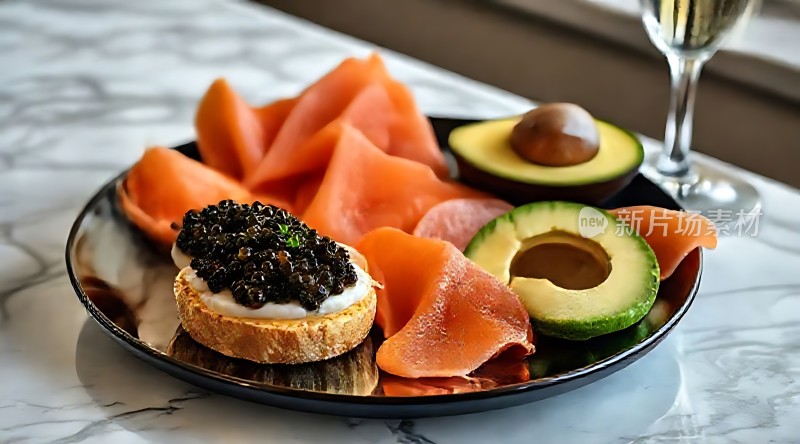 黑鱼子酱吐司配牛油果三文鱼拼盘