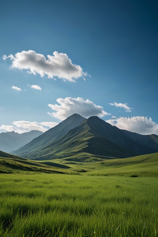 草地山脉蓝天白云高清图片