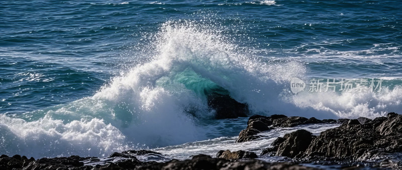 海浪礁石自然风光大海波涛摄影图片