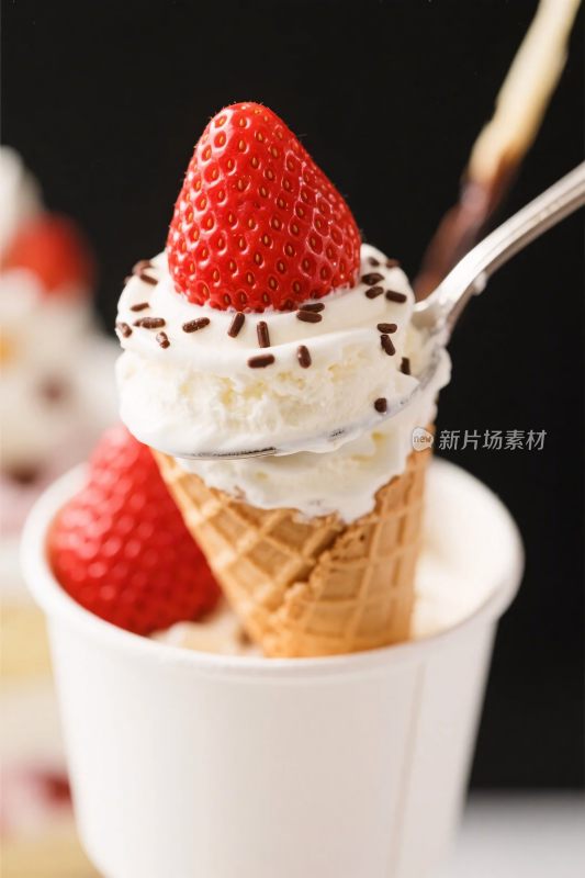 草莓冰淇淋甜筒特写