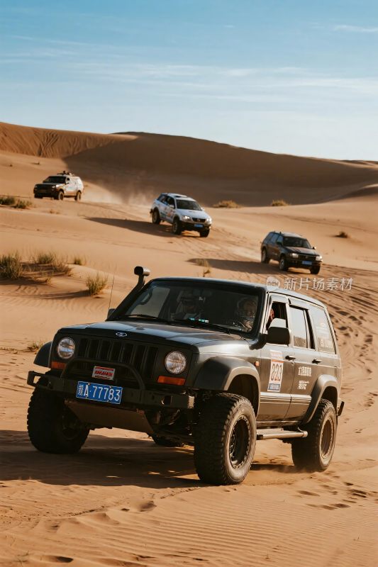 沙漠中行驶的多辆越野汽车