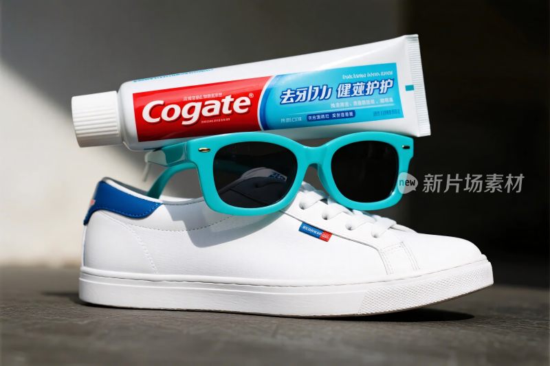 牙膏墨镜与白色运动鞋组合
