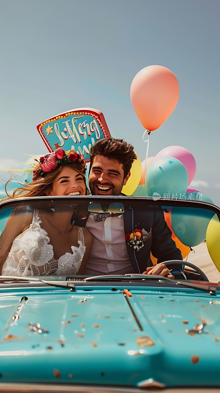 蓝天下的幸福新婚夫妇车顶飘着气球新娘头戴花环新郎身着西装洋溢着幸福的笑容