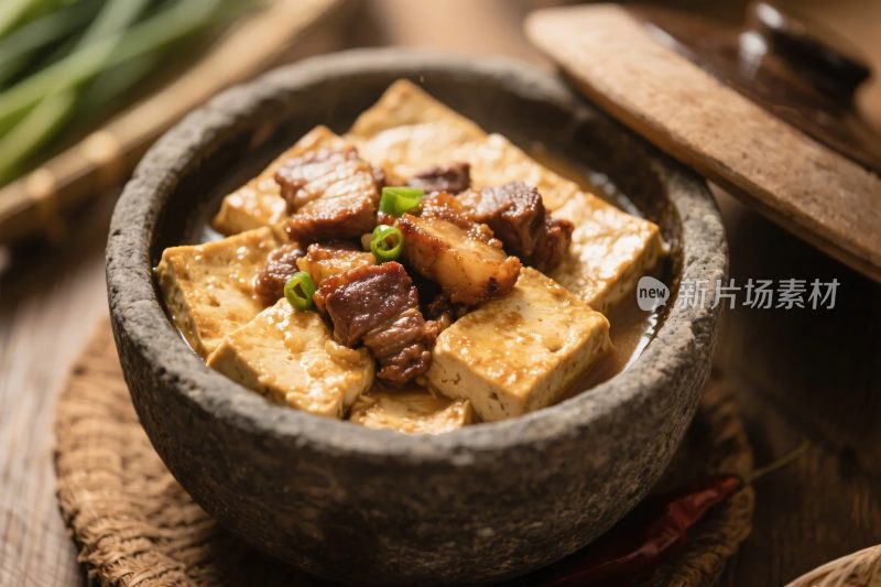 石碗豆腐炖肉美食图