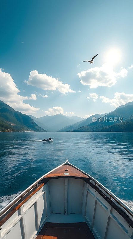 阳光下的湖面风光一艘小船在平静的水面上航行远处群山环绕天空中有一只飞翔的海鸥