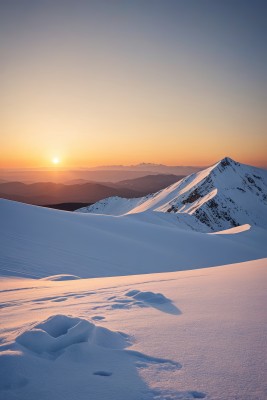 日落时分滑雪者正在雪山上行走图片