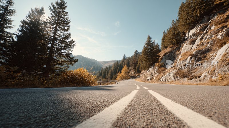 秋日山间公路风景