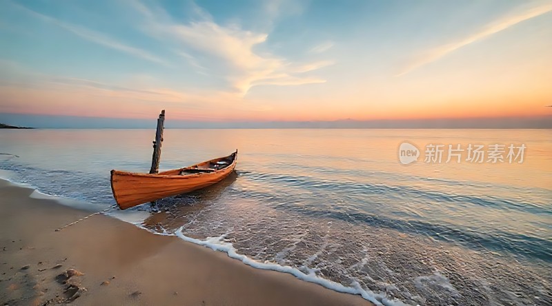 日落时分的宁静海滩小船