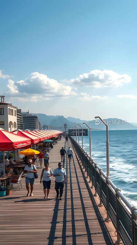 海边长廊漫步享受阳光与海风