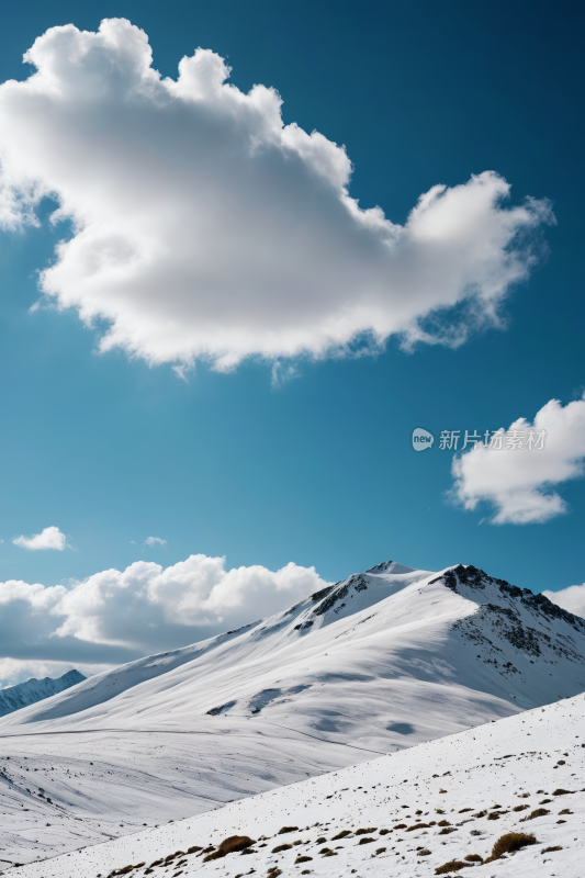 雪山上的滑雪板上一个人高清风景图片